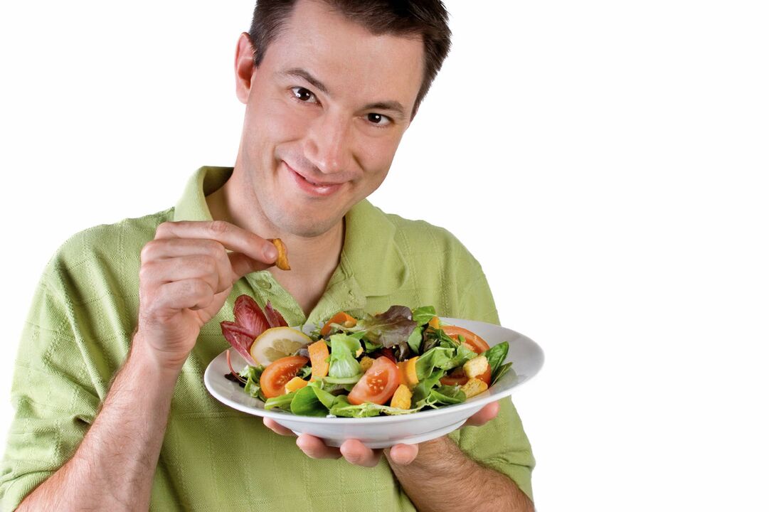 O home come ensalada de verduras para poder
