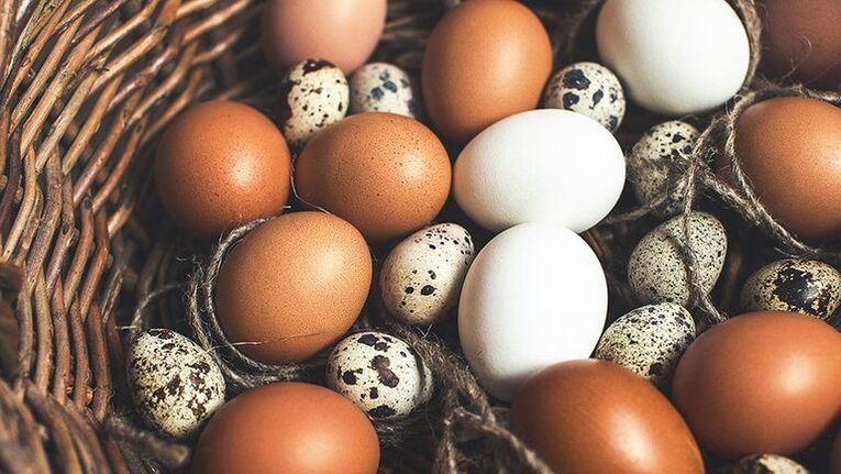 Os ovos de codorniz e os ovos de galiña deben engadirse á dieta dun home para manter a potencia. 