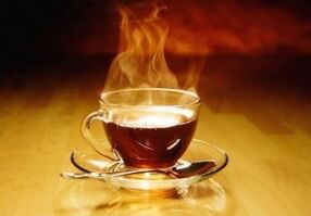 Bebida perfumada a base de té, mel e vodka para fortalecer o poder masculino